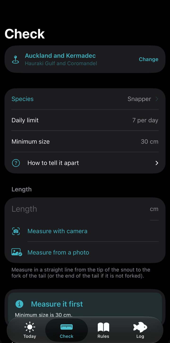 The Check screen for snapper: daily limit 7, minimum size 30 cm, with options to measure using the camera or a photo.